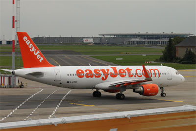 September 2015 | G-EZOF | Airbus A320-214 | easyjet | Rollen in Berlin-Schönefeld vor dem neuen Terminal des Berlin-Brandenburg-International (EDDB)