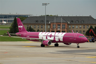 September 2015 | TF-MOM | Airbus A321-211 | WOW Air | Flughafen Berlin-Schönefeld (EDDB) - WOW hatte ein Faible für familiäre Kennzeichen, wie unter anderem die TF-DAD, TD-DOG,...