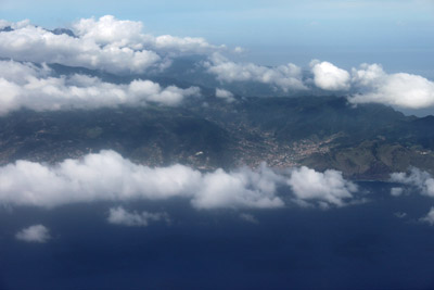 Oktober 2015 | Blick auf Machico auf der Insel Madeira beim Abflug vom Flughafen Madeira (LPMA)